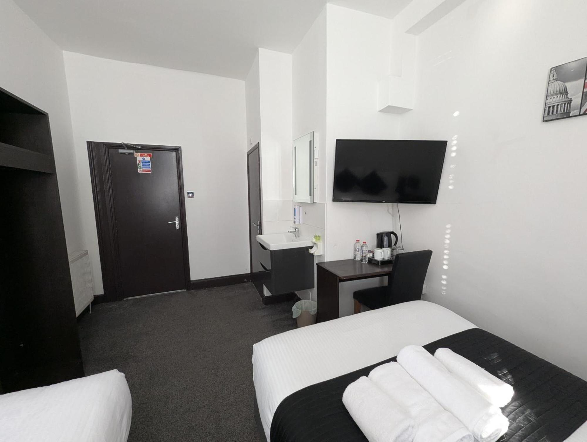 Oyo Firs Lodge London Heathrow Hounslow Exterior photo