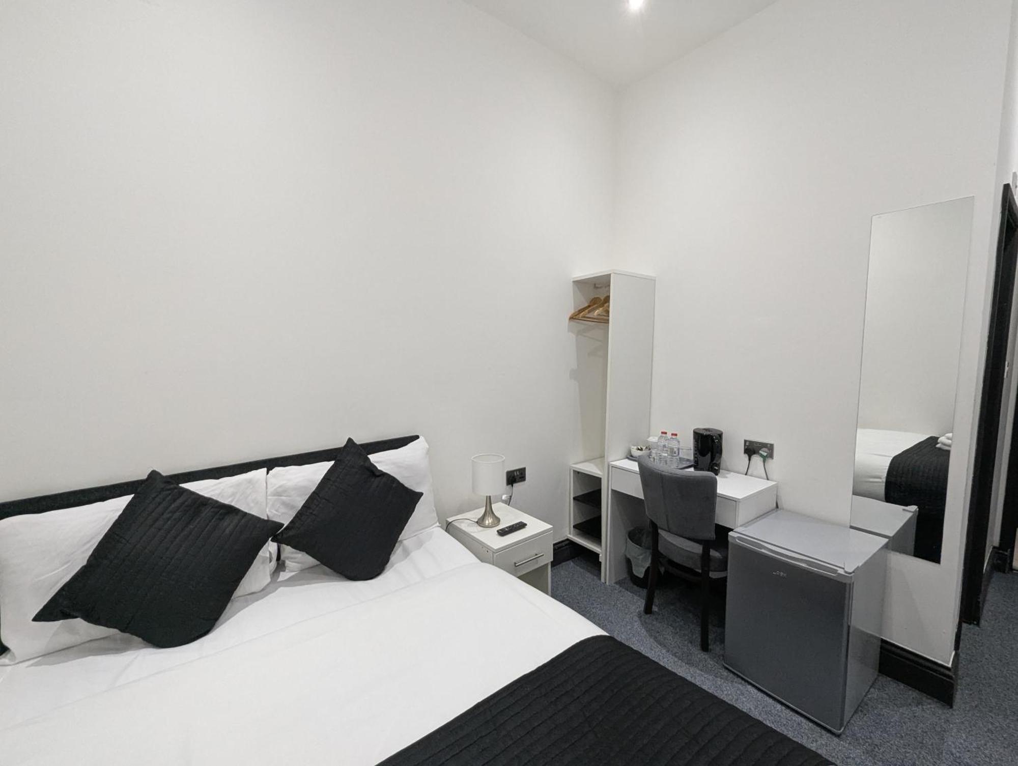 Oyo Firs Lodge London Heathrow Hounslow Exterior photo