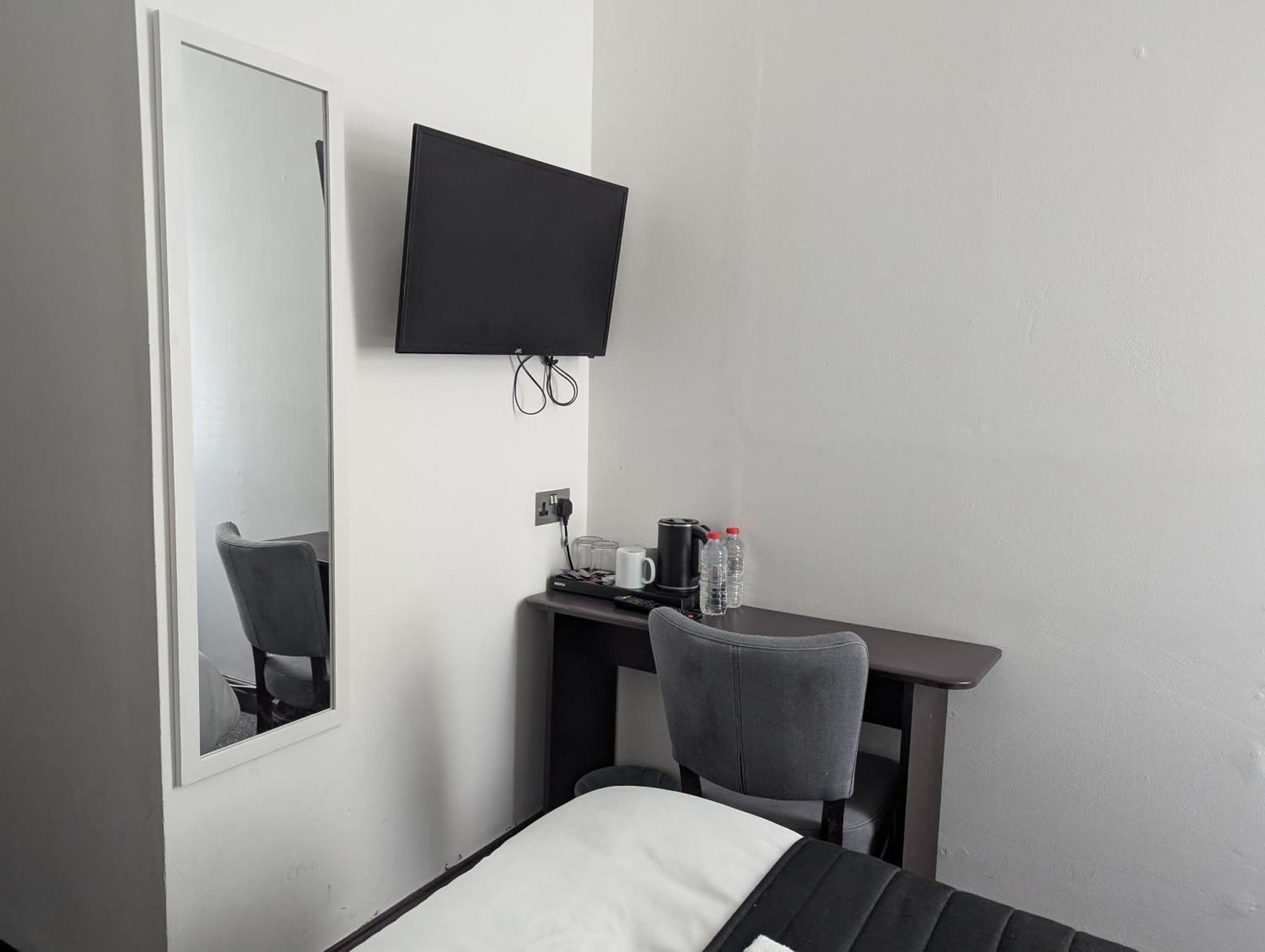 Oyo Firs Lodge London Heathrow Hounslow Exterior photo